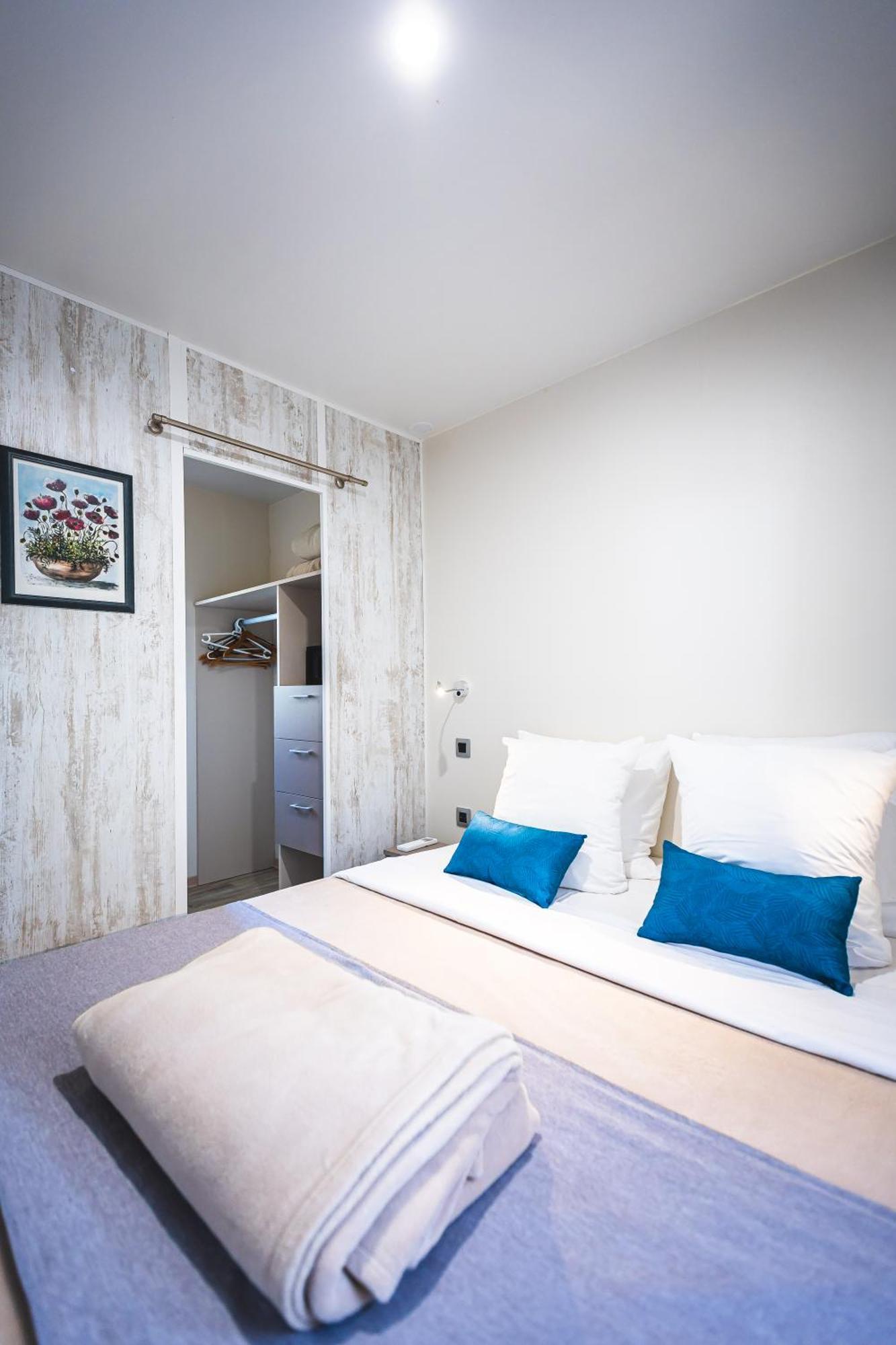 Toison D'Or Ξενοδοχείο Ramatuelle Εξωτερικό φωτογραφία A sliding barn door in a bedroom
