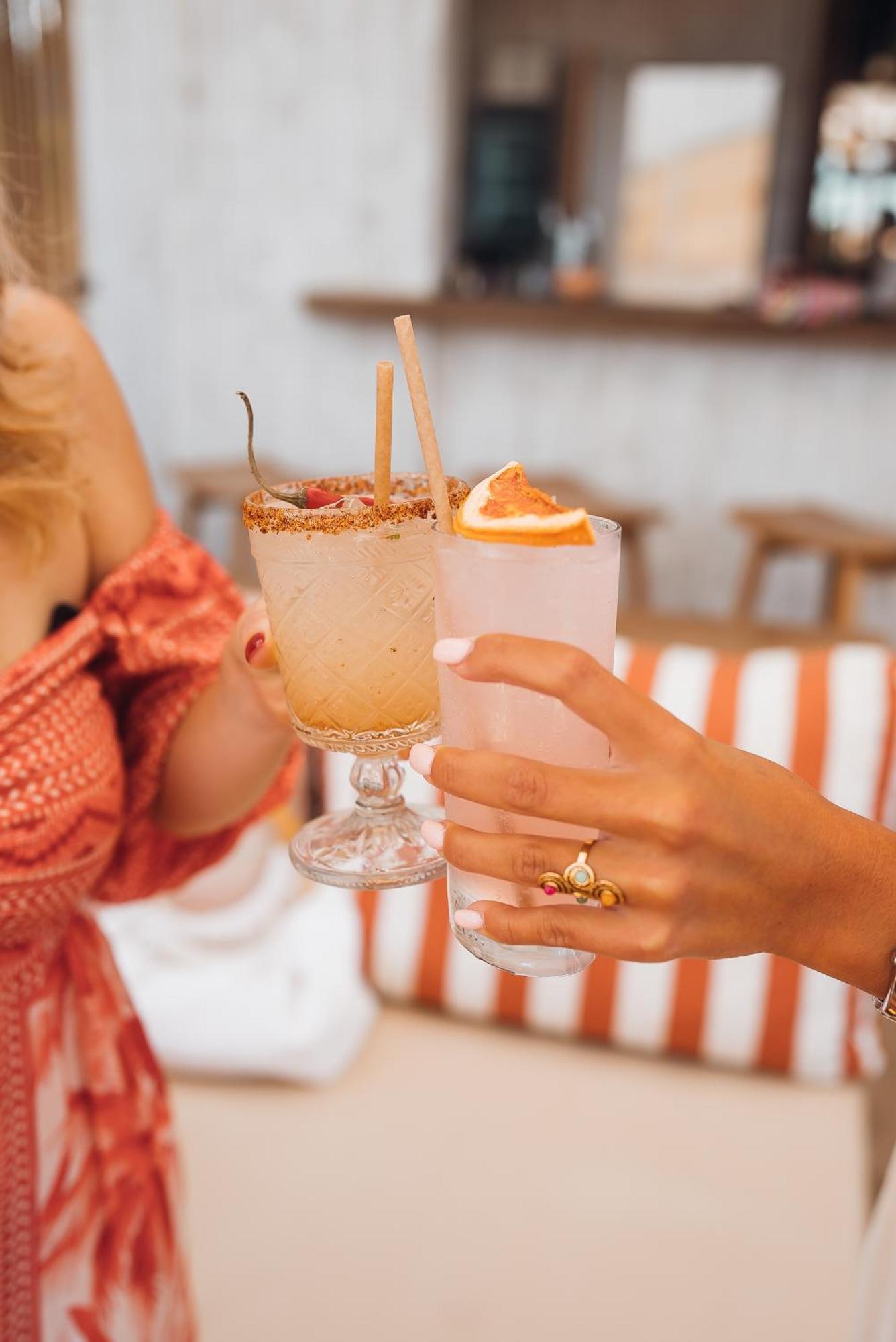 Toison D'Or Ξενοδοχείο Ramatuelle Εξωτερικό φωτογραφία Two people toasting with cocktails