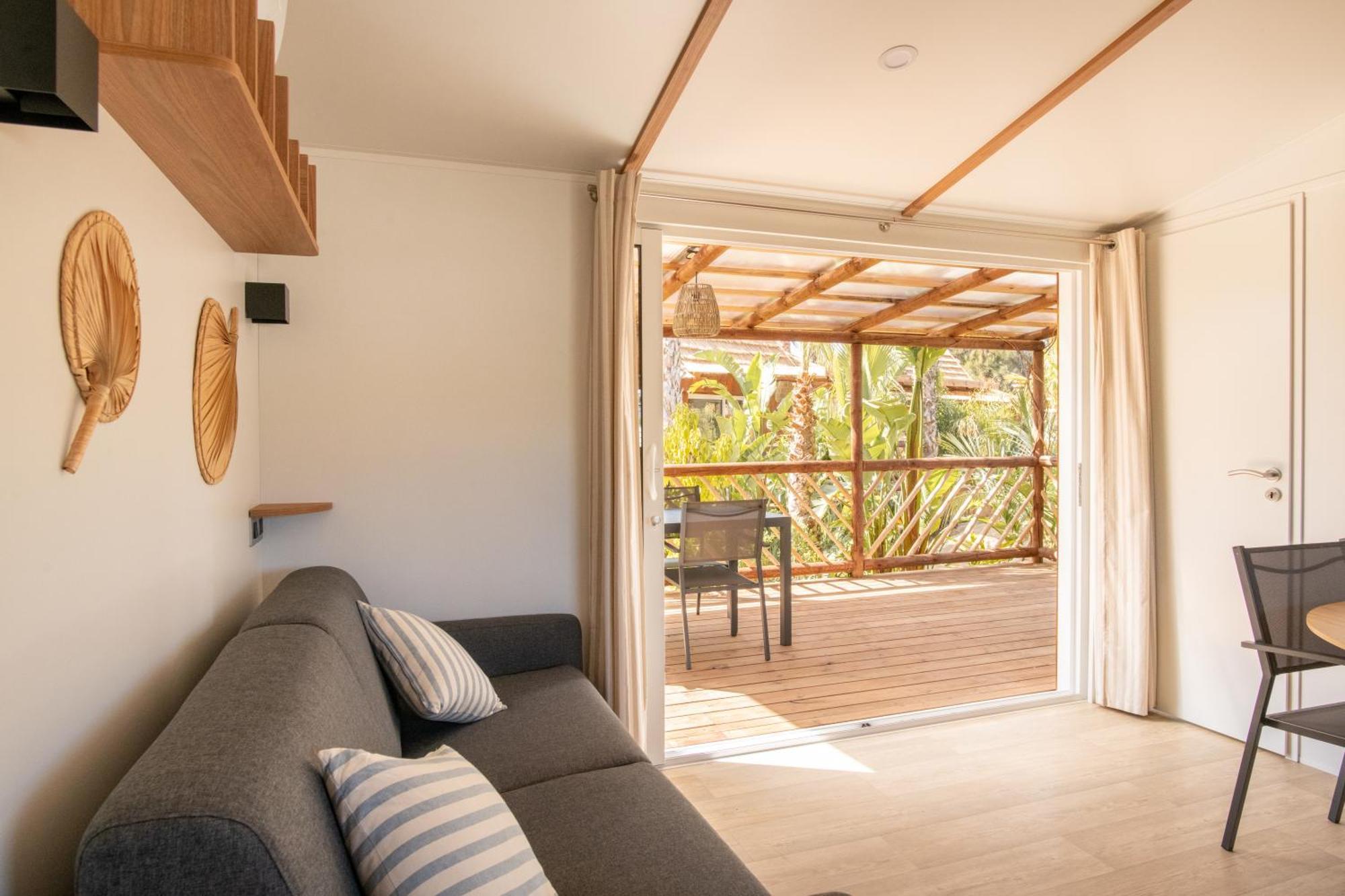 Toison D'Or Ξενοδοχείο Ramatuelle Δωμάτιο φωτογραφία Living room with a view of the balcony