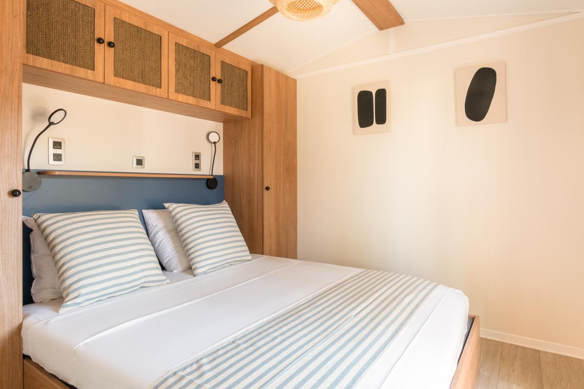 Toison D'Or Ξενοδοχείο Ramatuelle Εξωτερικό φωτογραφία A bedroom in a static